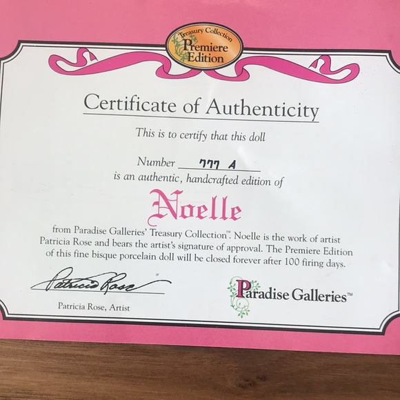 NIB Paradise Galaries of the World’s Finest Porcelain Dolls NOELLE - Picture 10 of 14